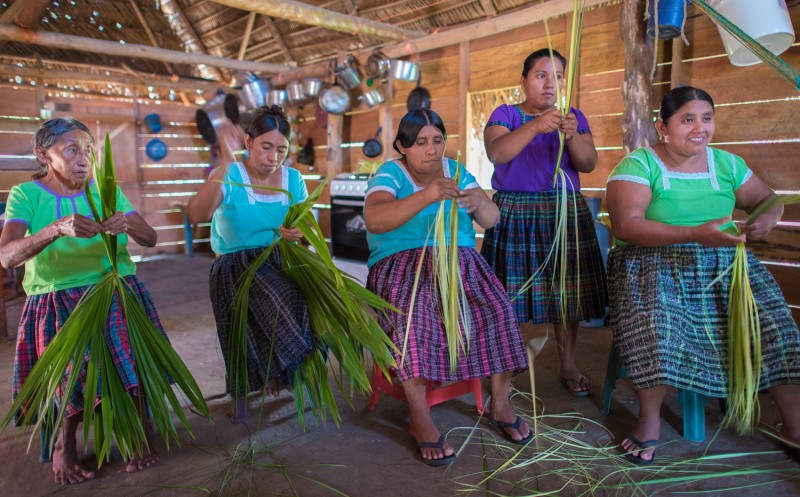 mayan-people-weaving